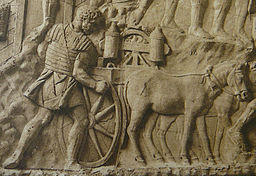 Ausschnitt aus der Trajanssäule, der einen Mann mit einem Karren zeigt