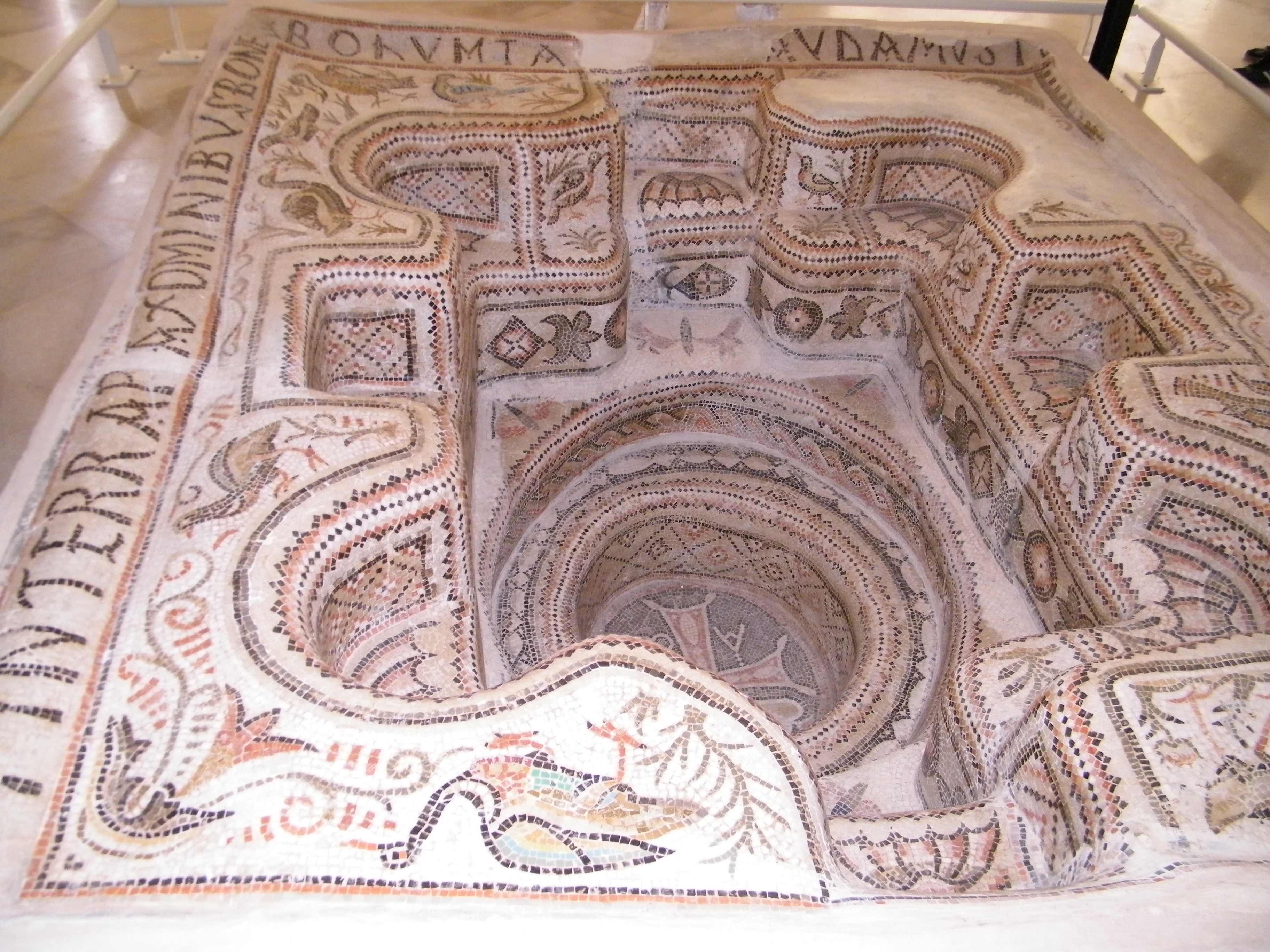 Römisches Taufbecken im Museum von Sousse