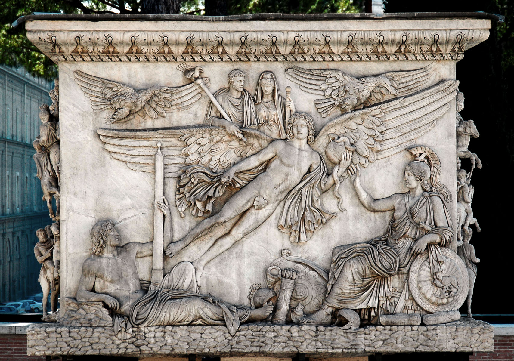 Darstellung der Apotheose des Antoninus Pius und der Faustina an der Basis der Antoninus-Pius-Säule.